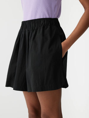 CRUSHED COTTON TENNIS SHORT - BLACK - BASSIKE