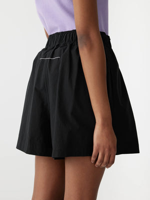 CRUSHED COTTON TENNIS SHORT - BLACK - BASSIKE