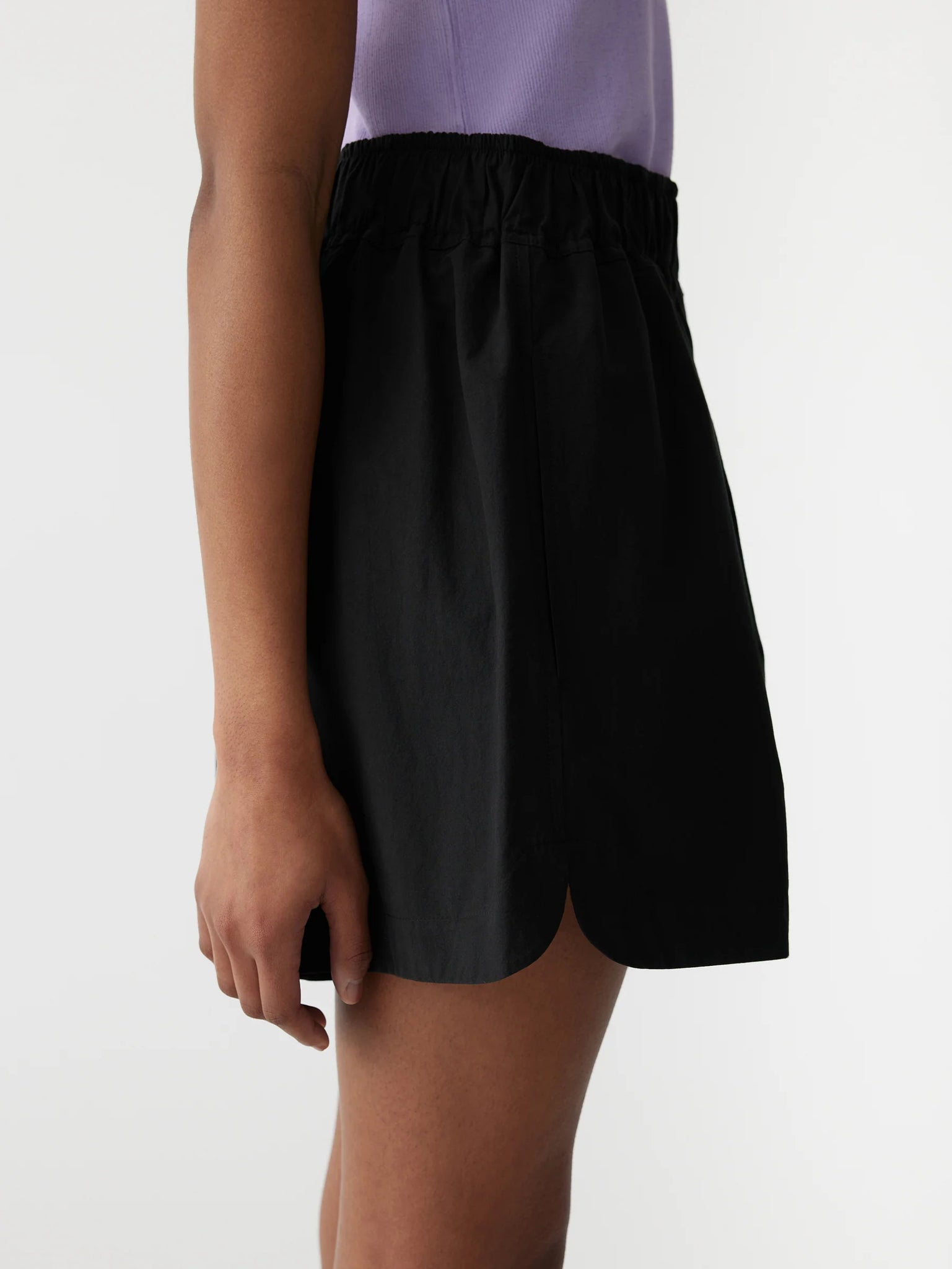 CRUSHED COTTON TENNIS SHORT - BLACK - BASSIKE